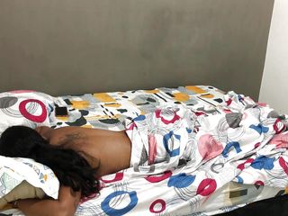 Johanna_love: Ma demi-sœur est seule dans son lit et je vais...