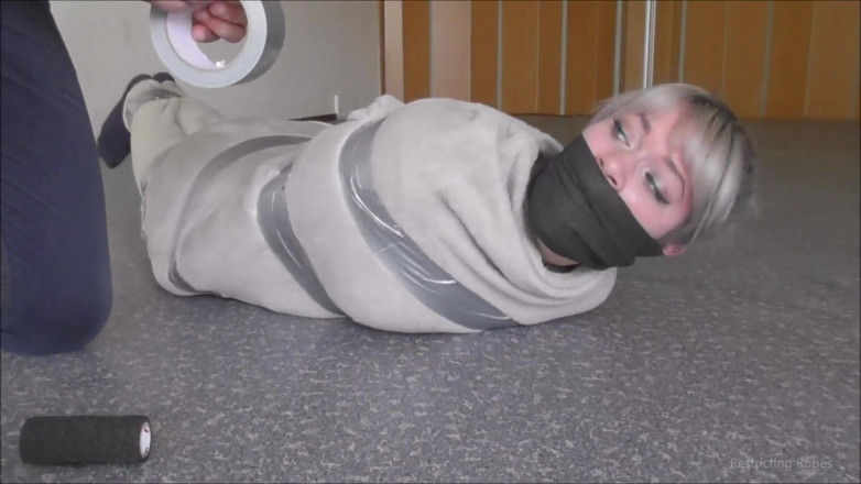 Restricting Ropes: Atado por su captor en el piso