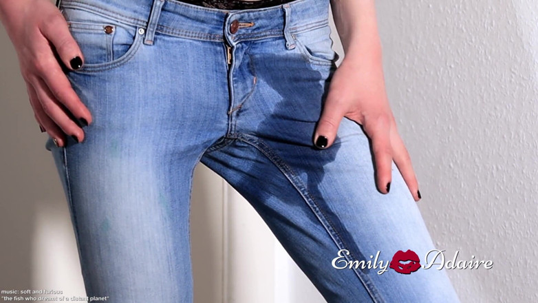 Emily Adaire: Trans-mädchen pisst in ihre engen bluejeans