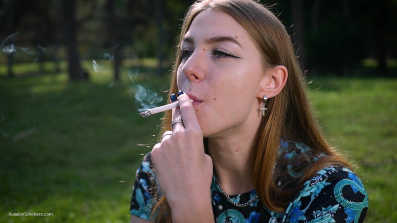 Russian Smokers: Baştan çıkarıcı Rus güzel sigara içen sigara stüdyosu titreşimleri