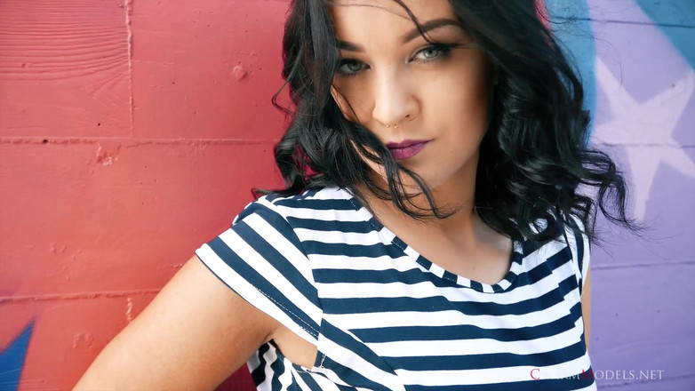 CharmModels: Lola Ash Glamour Video na graffiti zdi