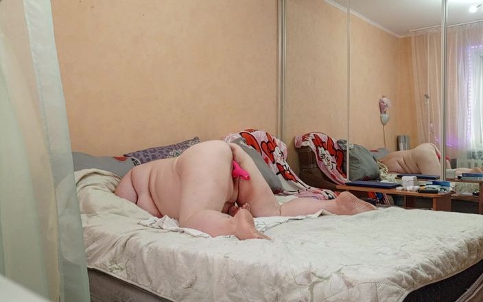 Zona901: Přítelkyně s velkým zadkem masturbuje její chlupatou kundičku