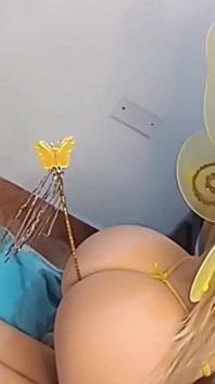 Pop verkleed als vlinder om de nacht van seks op te warmen