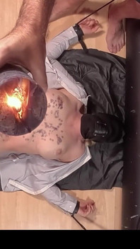 Une fille attachée se fait tourmenter avec de la cire de bougie chaude sur ses seins et sa chatte avant d’avoir le droit à l’orgasme