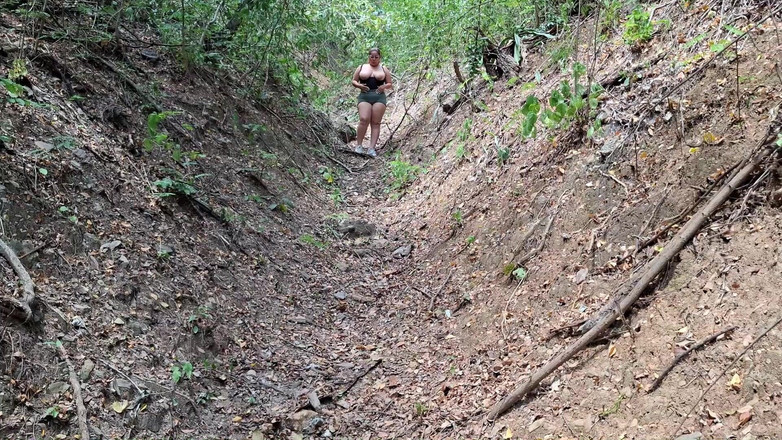 SugarPose: Une BBW Latina Fait De L’exercice Dehors Avec Ses Seins