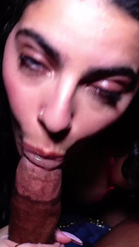 Aldatan sürtük bdsm doğum günü seksinde büyük zenci yarağının içine boşalıyor