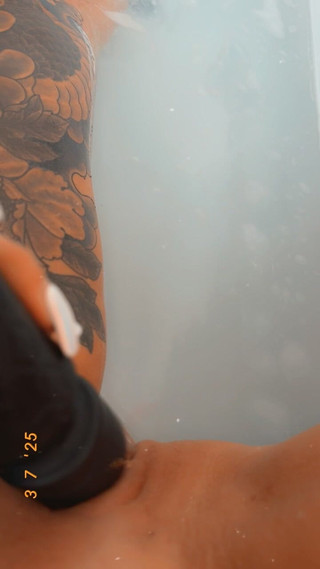 Tattoomilf: Rung động thời gian tắm