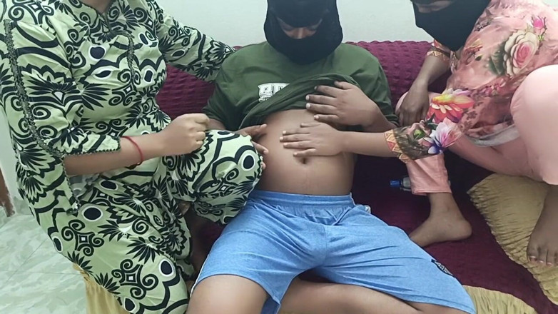 Sweet_Priya07: İki kadın arkadaş üvey erkek kardeşlerini çağırıyor ve onunla seks yapıyor üçlü sikişiyor.