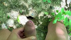 Idmir Sugary: Stříkání do díry na zemi venku