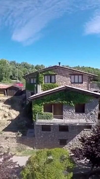 În casa de la țară a părinților săi
