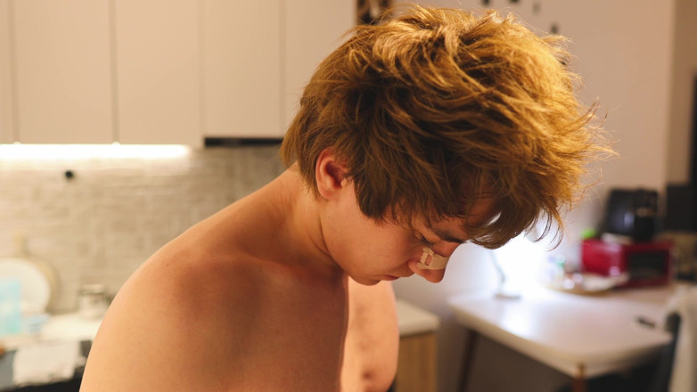 Ethan Lestray: จับรูมเมทของฉันใช้นิ้วกับตูดเรียบๆ ของเขา จากนั้นก็ขย่มเขาและเย็ดเขาอย่างหนัก