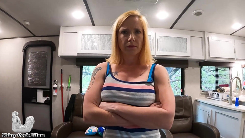 Jane Cane: Fiul vitreg o convinge pe noua mamă vitregă să fie...