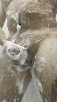 Rápido tomando ducha masturbación y corrida