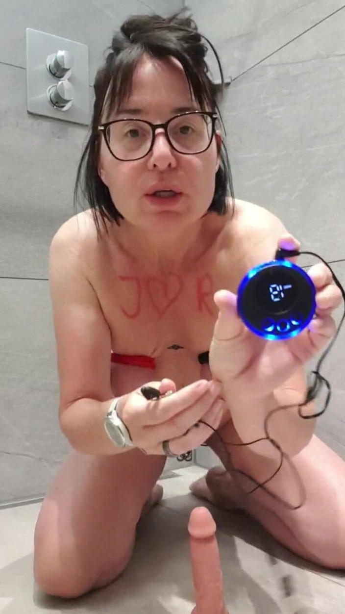 JulieEroticDress: 억제되지 않은 열정, 전기가 뿜어져 나오는 듯한 열정