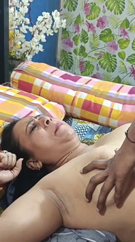 Servitoare indiană desi și proprietarul casei îi ating țâțele mari și îi fut pizda strâmtă hindi Voice