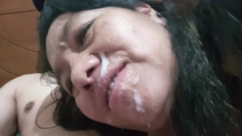 Moo DBOXXX: 얼굴에 우유를 짜고, 나와 섹스하는 걸 좋아하고, 남편은 여전히 교회에 있어