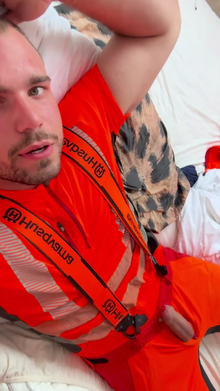 Tyler Blake: 穿着 Hivis lumberjack 工作服的泰勒布莱克撸管 - 肌肉弯曲和爆炸性的射精