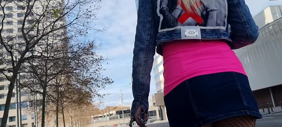 TheloveStory: 破れたタイツで曲がりくねった歩き、屋外で彼女のお尻を見せてください