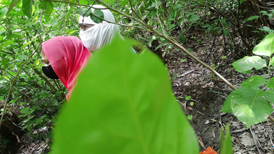 Asha Devi: Zwarte pik in het blanke poesje van mijn vrouw, Elena...
