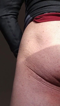목표는 그녀의 예쁜 엉덩이에 자신의 가슴을 펼치는 것이었다