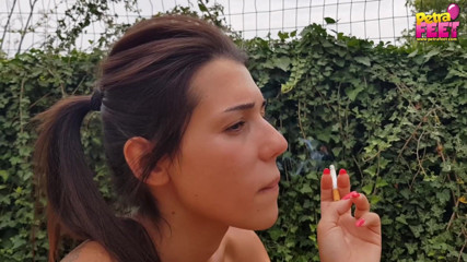 Smokin Fetish: Si rambut cokelat yang menyenangkan merokok di luar ruangan