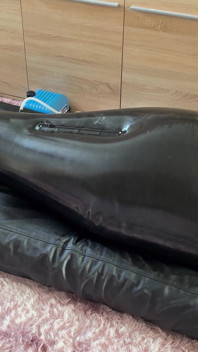 Esposa castiga seu escravo em saco de látex cheio de corpo inteiro - Estim - Respiração Restringida - Ensacado