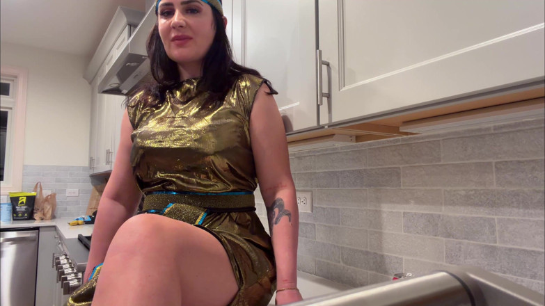 Kink in Time: Tilly Mcreeses forntida egyptiska burping ritual 4K POV Gudinna belches väntar!