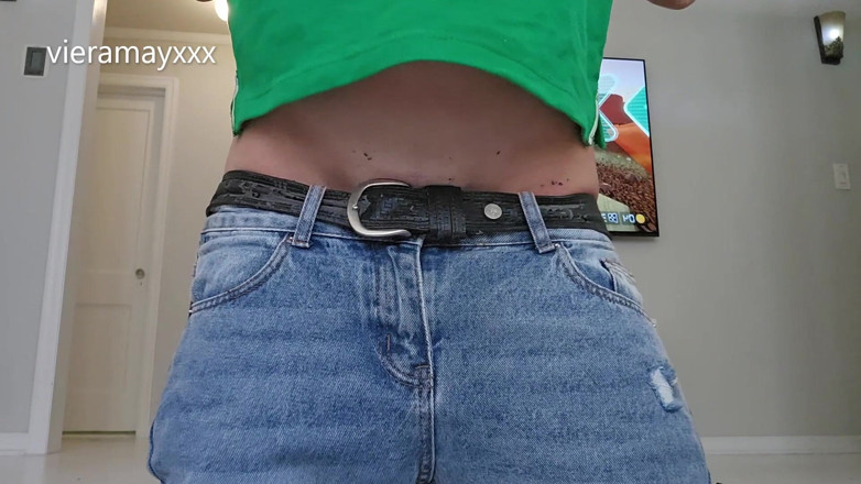 VieraMayXXX: I pantaloni sono caduti mentre giocava con mario kart- ripieno...