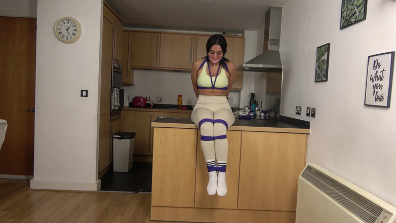Latina Fetish: Osobisty trener Latiny Sytuacja: Giant Ballgag, Hogtie i Drenching Drool! (4k)