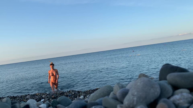 Monika Fox: Monika Fox nage nue en mer