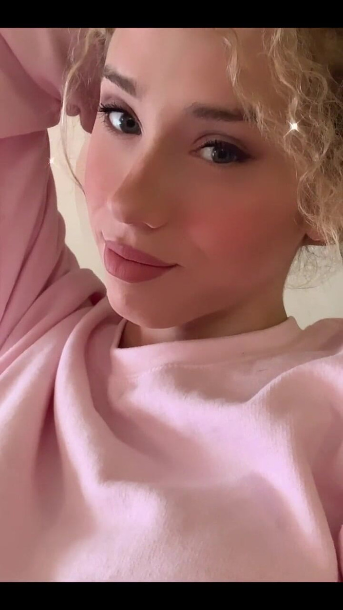 Tia Tizzianni Productions: Me maquillaba. ¿Vendrás abrazos conmigo?