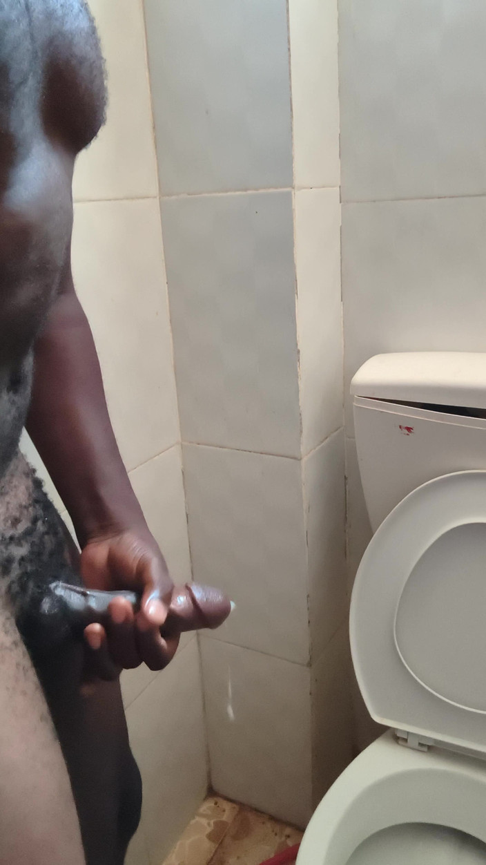 Kenyandick: 화장실에서 흑인 자지를 따먹는 솔로 미시 남성