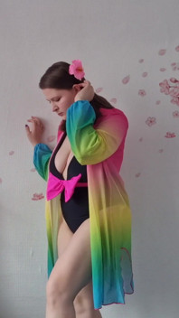 Sua namorada sexy está se preparando para a praia só para você.