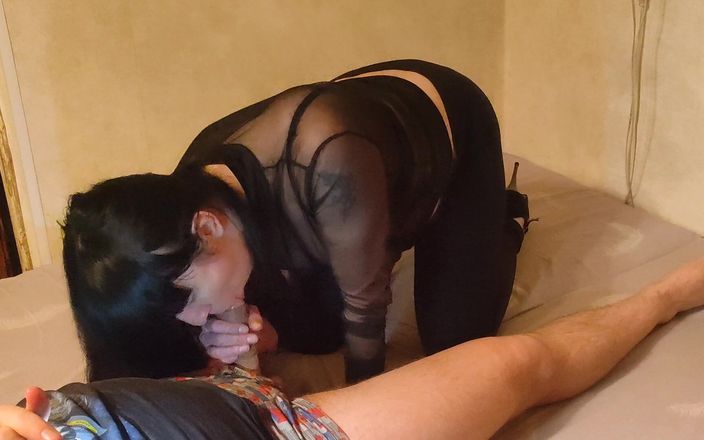 Anna model: Ibu tiri nyepong dan ngentot gaya doggy sambil pakai baju