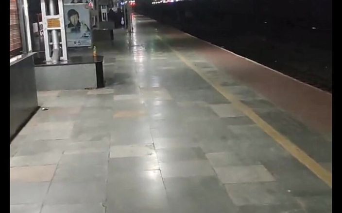 Tani: Treinstation cumshot