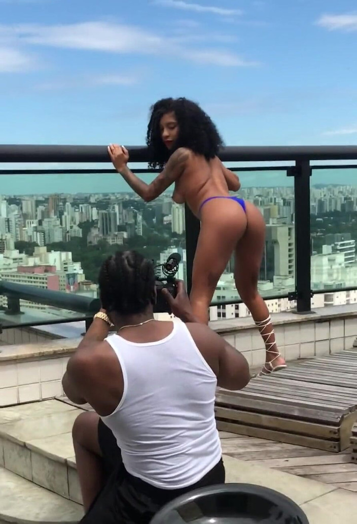 Clarkes Boutaine: アリエラ・フェラズ、フォトセット、バックステージ、スニークピーク