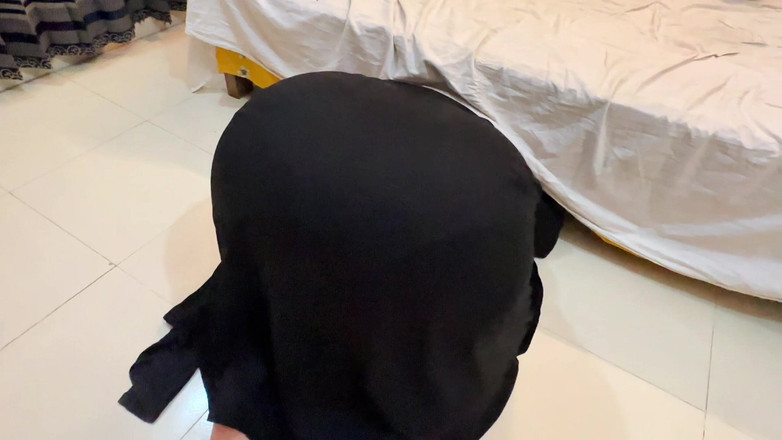 Aria Mia: 阿拉伯热辣女仆在床下打扫干净时卡住了 - 大屁股头巾女孩穿着abaya niqab和内裤
