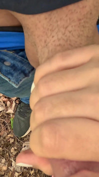 Cewek sange ini lagi asik nyepong kontol sambil mendaki - pov