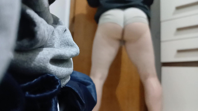 amateurbrazilian: Haar kont laten zien met haar korte broek in haar...