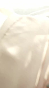夫と一緒に働く背が高く美しい若い妻が呼ばれ、セックスのために呼ばれます