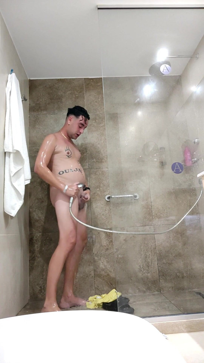 Idmir Sugary: 大舐舐肚子洗澡 - 游泳后的裸体淋浴