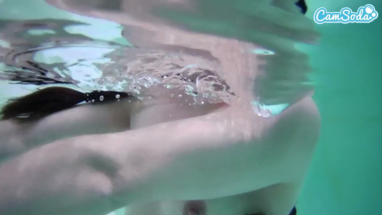 CamSoda: Usty Culona MILF Spencer Bradley Se Corre En La Piscina...