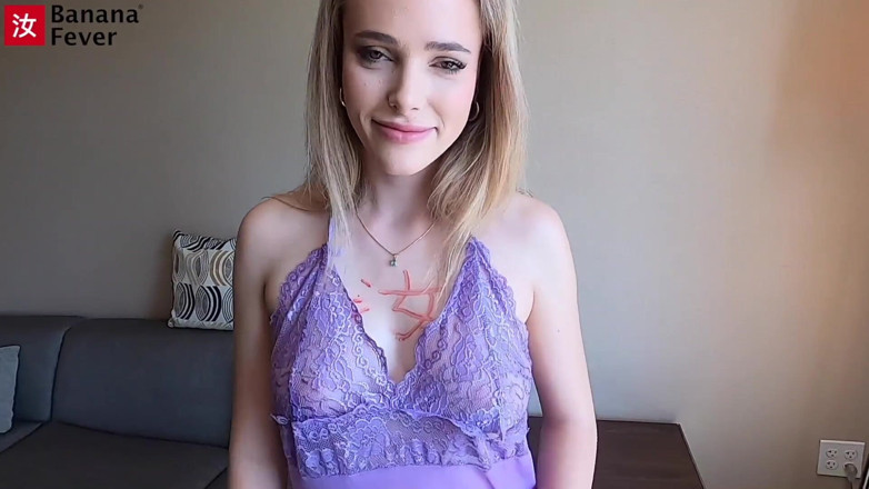 Banana Fever: Blonďatá striptérka chce udělat velkou změnu kariéry na porno creampie...