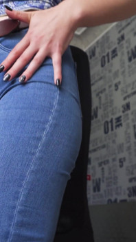 Blue Jeans Ass dokuczać w majtkach z pełnym tyłu