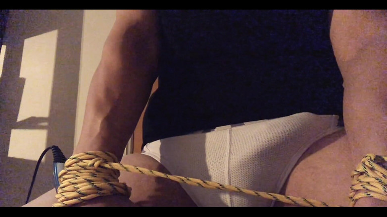 UnderXiaoQiang: Je me suis attachée et je profite de ce masseur