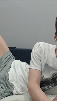 Masturbando no abdominais e assistindo pornô