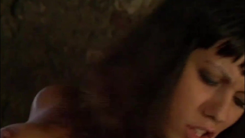 Inhonorof porn: Deze brunette slet krijgt haar kont geneukt op tafel