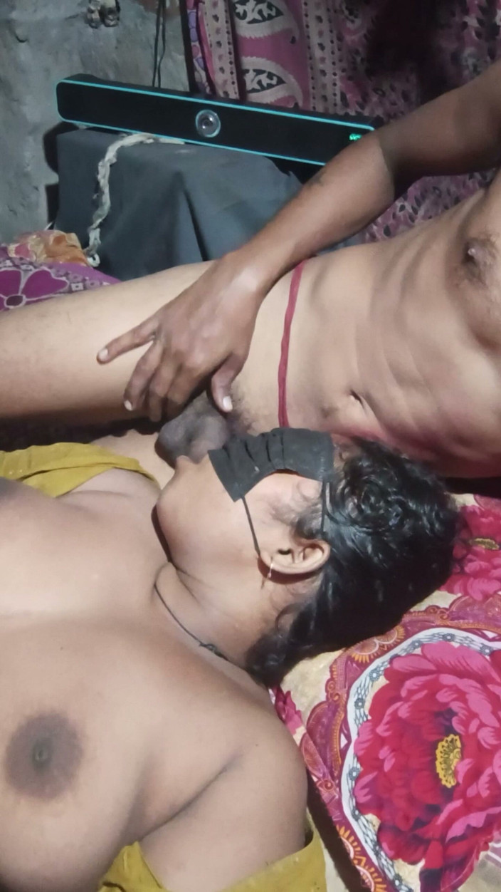 Monika Bhabhi: Abang tiri juga sedang memberi makan kepada adik tiri