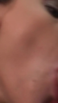 Svůdná brunetka olizuje a škádlí pulzujícího ptáka před prstěním