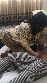 Carpenter membetulkan katil apabila makcik janda seksi berumur 55 tahun menjadi panas & mengongkek lelaki perkhidmatan (cowgirl menunggang zakar besar)